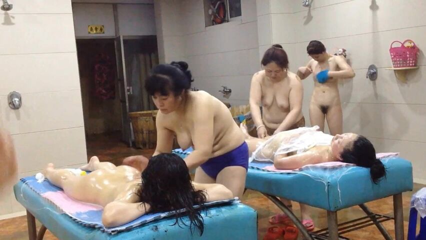 公司内部女职员下班澡堂洗澡被偷录