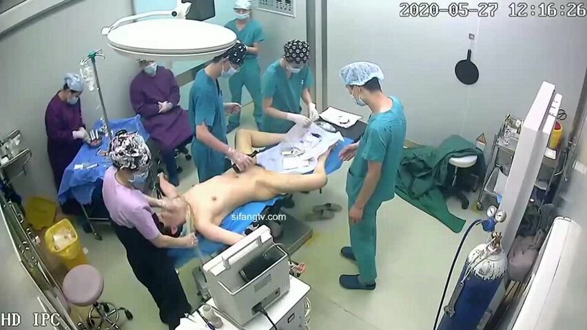 黑客破解摄像头监控偷拍超级稀缺医疗整形美容手术室两个脱光光整容的妹子