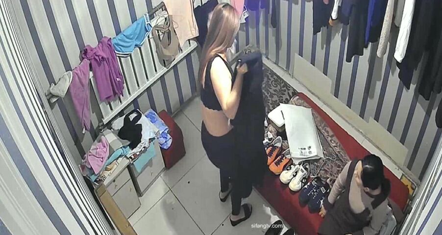黑客破解网络摄像头监控偷拍几个服装店里美女试穿衣服