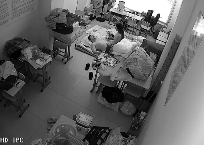 破解网络摄像头监控偷拍学生放假住在教室打地铺的夫妻午睡骚媳妇骑在老公身上慢摇