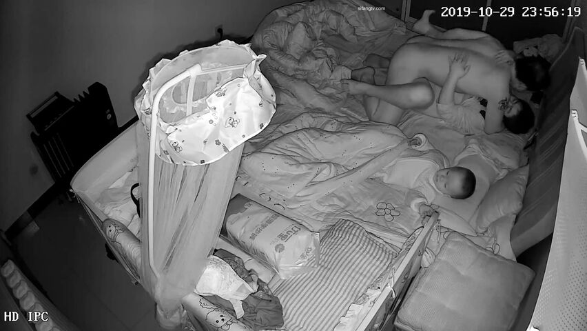 十月新流出家庭摄像头偷拍孩子熟睡后性饥渴媳妇吹硬老公的鸡巴上位摇醒老公被干