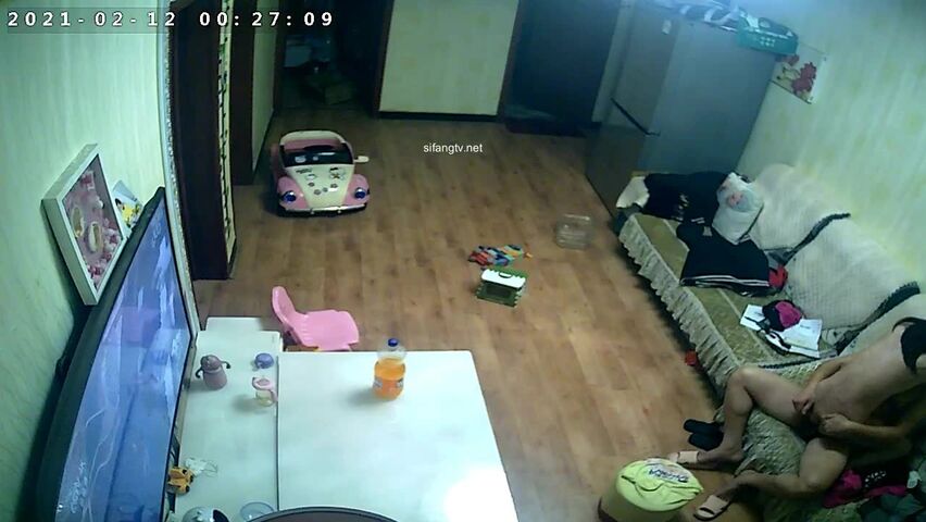 破解家庭网络摄像头监控偷拍准备睡觉的媳妇被老公叫到客厅的沙发上啪啪内射逼里了捂着怕它流地板上