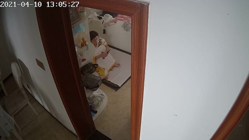 房东浴室门口装摄像头偷拍到奇葩的女租客在浴缸旁边打地铺全裸发现了摄像头