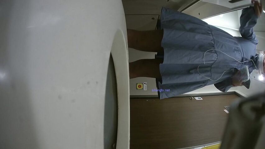 【极品厕拍】最新4月高铁乘务员的私密激情一刻 口罩也难掩饰女神乘务员们的姿色 制服诱惑 一览无遗  高清720P原版