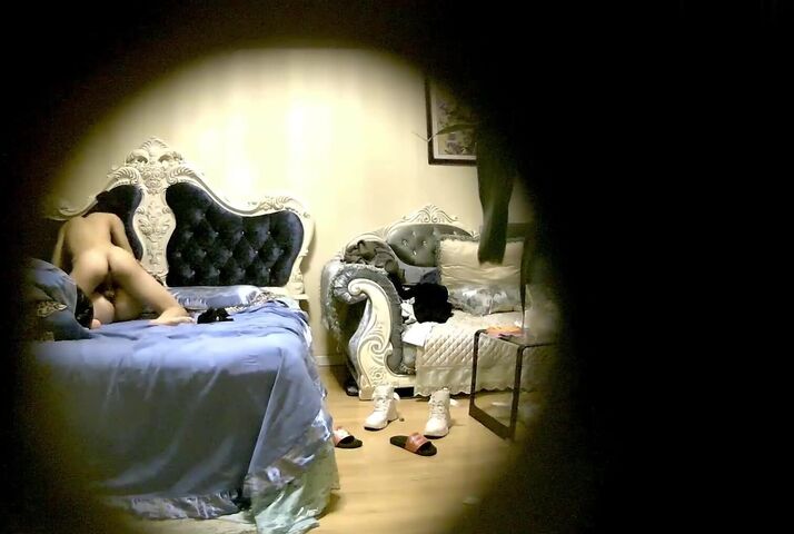 《360摄像头》情趣酒店蓝色欧式主题套房偷拍妹子带着行李箱准备去外地发展和纹身男友开房告别炮