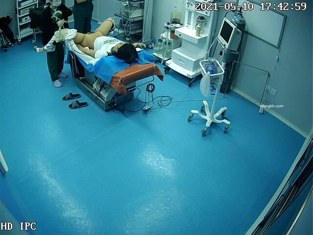 【破解摄像头】妹子人流手术后无法行走，架出手术室 (1)
