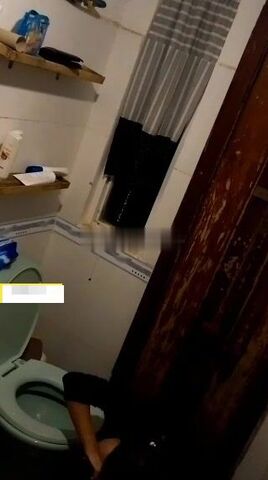 房东浴室偷装摄像头偷拍合租房的白领小姐姐洗澡