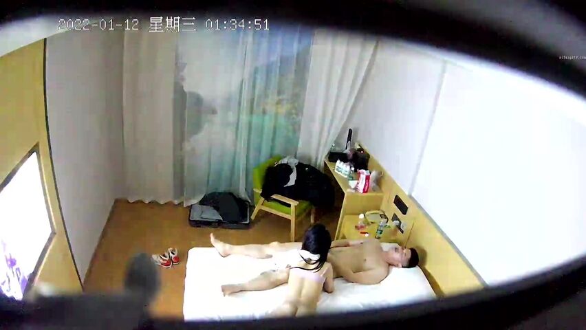 JK短裙长腿美女假期前夕与男友激情射进嘴里的时候还一边用手自慰摸逼妹子逼毛浓密性感性欲强