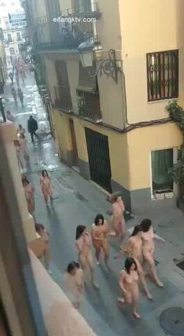 欧美环保志愿者“裸骑日”听说过 没想到还有一个“裸跑日”