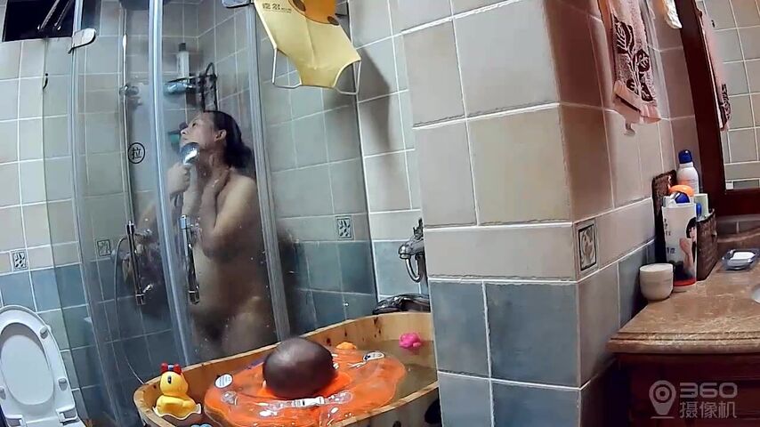 【360水滴居家系列】-稀缺家庭摄像头偷窥第六部-换衣洗澡啪啪各种裸体记录贵在真实720P