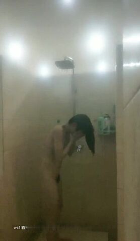 最新流出坑爹女主播潜入洗浴中心偷拍妹子们淋浴搓澡淋浴间的妹子身材还不错