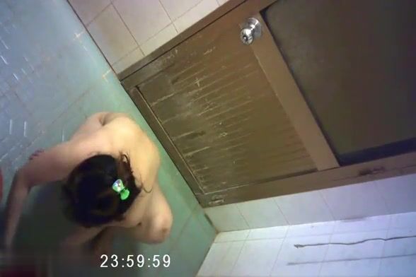 房东浴室偷装摄像头偷拍电子厂女租客洗澡妹子貌似刚发育毛还挺浓密的