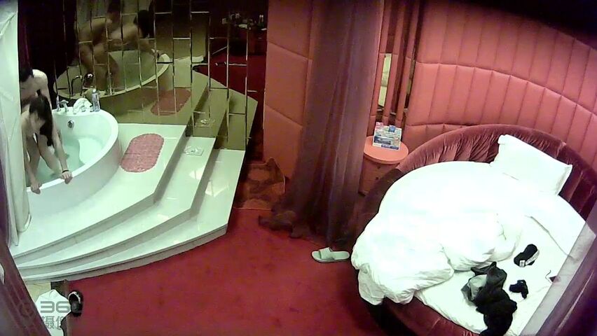 情趣酒店水滴监控TP高素质美女和瘦男友浴缸干到床上对白清晰