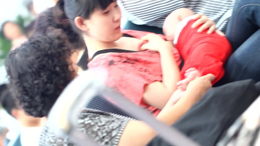 候車大廳等火車時,坐我旁邊的年輕媽媽當著我面直接解開胸罩一邊給寶貝餵奶,還一邊望著我笑