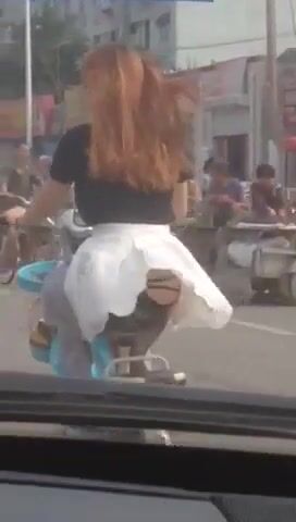 马路上拍摄的一个丁字裤短裙的小美妞