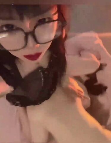 Angel初音未来cd伪娘：人妖：你是我的母狗，你是小鸡吧骚逼，快说。gay：我是主人的小母狗！