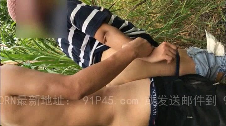 游泳回来路边草丛把熟女拖人草丛，草丛野战配上浪叫声太爽了