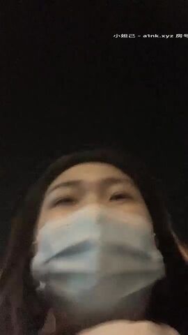 坐标杭州，除夕夜街头【小花妹妹今晚播】万家灯火看春晚之际，高颜值女神跟男友出门，公共厕所里激情啪啪，美乳翘臀紧张刺激