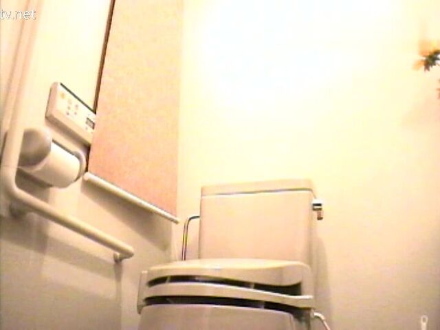 史上最大空姐厕拍-中日亚航空姐厕拍流出（绝版资源），来上厕所补妆换丝袜的，漂亮性感一览无余！
