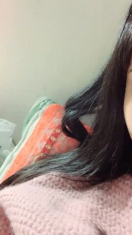 【19岁女孩】安徽农村大学生，寒假家中赚学费，苗条美腿，黑三角下粉嫩的小逼逼，掰开淫水已经渗出好精彩