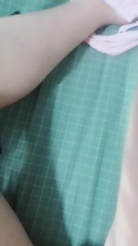 【20岁的小姑娘】蝴蝶穴筷子腿极品美乳，小姐姐返乡闺房黄播，这对大奶子吸睛无数，直播间礼物横飞赚爽了