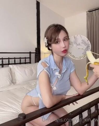 【OnlyFans】最新重磅推荐，大奶网红辛尤里，旗袍粉黛风，吃完香蕉吃肉棒，脸上微妙的呻吟表情勾人心魄，被操的很爽！