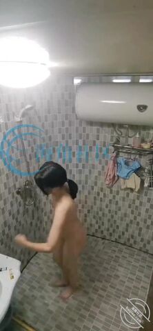 感恩海角兄弟的福利视频回馈，表妹奇葩的洗澡姿势视频