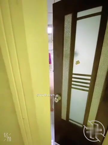 偷拍妈妈在浴室里洗澡，我在外面心跳加速呼吸急促紧张刺激