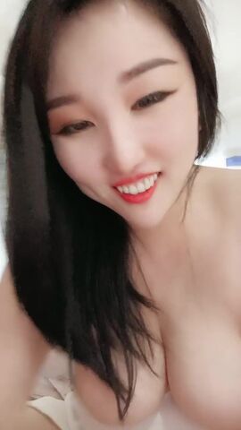 巨乳骚货躺在床上白皙大奶波涛汹涌，和炮友啪啪深入虎穴，露脸口交，白虎粉嫩