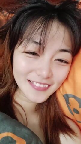 小虎牙清纯嫩妹！近期下海！顶级蜜桃臀，和小男友操逼无套内射，骑乘位用屌磨蹭，骚逼一下挺入