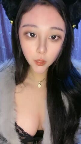 年轻妹子家中自慰，手指掰穴一个大肥逼，道具深喉自慰插穴
