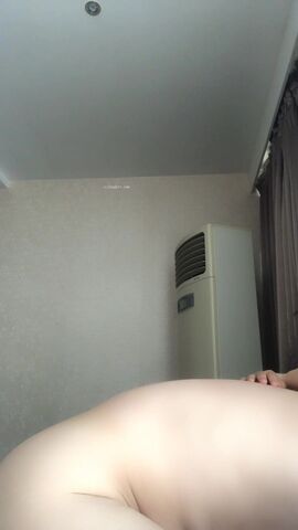 情侣自拍性爱。女：喷什么？昨天晚上那个我忘了   男：电不多了，加油，小骚逼~~