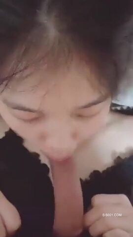 漂亮小女友在家吃鸡 天天操逼也没意思 让女友吃棒棒 练练口技也不错 现在已经相当不错了 继续