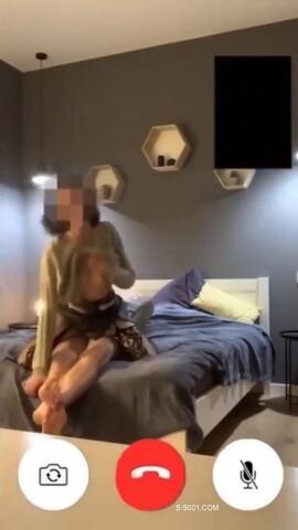 让妻子约单男 再连视频看着他们啪啪 老婆被狠狠的操 绿帽在手机另一端狠狠的撸 最后内射了 心里酸酸的 老婆终于成为了别人的精盆
