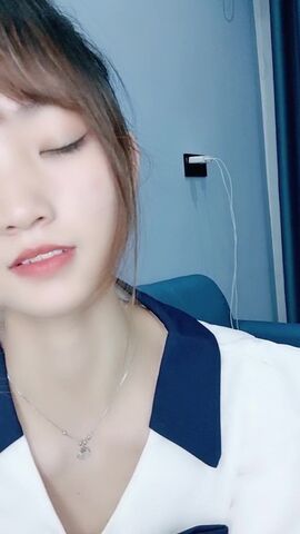 清纯乖巧邻家型美女下海全裸诱惑，脱掉内裤掰开超紧粉穴，我毛毛比较多，揉捏奶子诱人细腰，小声呻吟娇喘
