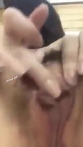 漂亮少妇自己抠完逼被无套输出 这速度 这白浆 把鸡吧弄成奶油冰棍了 最后内射