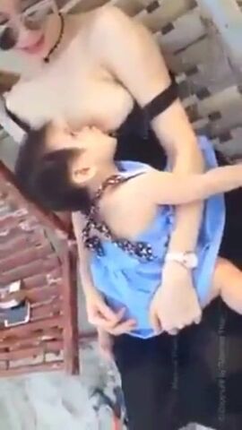 漂亮少妇海滩喂母乳