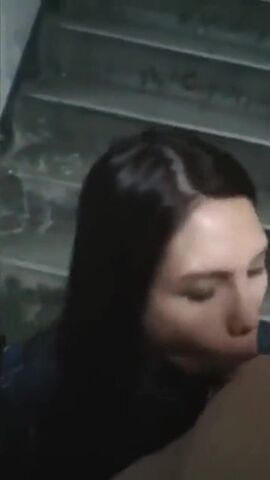 漂亮少妇吃鸡 骚货饿死了 大白天把黑爹叫到楼梯间就啃上了 没办法就爱这黑棒棒 能简单中文