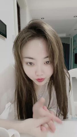 气质美少妇和老公直播，大姨妈来了只能诱惑了粉色裤头上还有经血