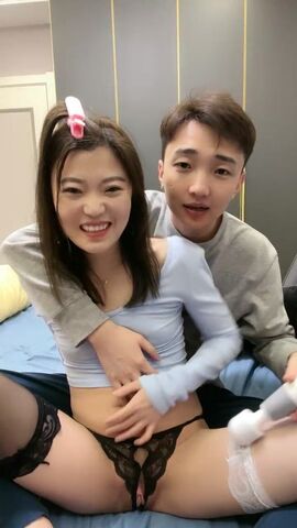 淫荡情侣露脸激情啪啪给狼友看，黑丝情趣抠逼吃奶69口交，无套爆草抽插多体位蹂躏这女的好骚让小哥直接射嘴