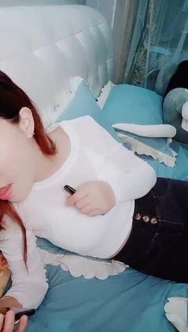 浪荡小骚妇-白色毛衣，紫色小树叶内衣，还抽着电子烟销魂隔着内裤手指撩骚逼逼，道具自慰