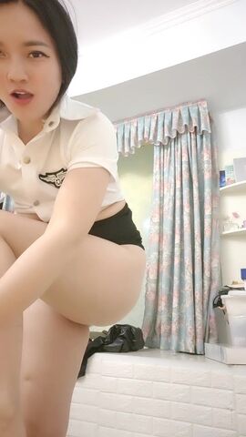 气质模特妹子制服诱惑，白皙粉红奶子，掰穴道具自慰，道具顶顶阴道口，户型很漂亮