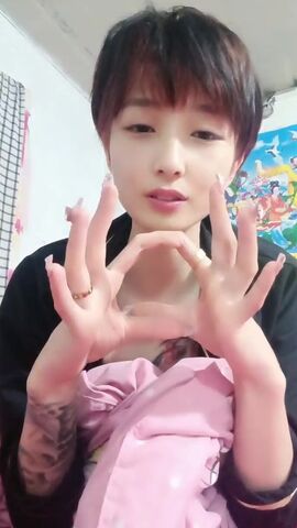 短发露脸气质小少妇，性感火辣的纹身跟小哥激情啪啪，口交大鸡巴让小哥舔逼玩的好嗨，多体位爆草抽插表情骚