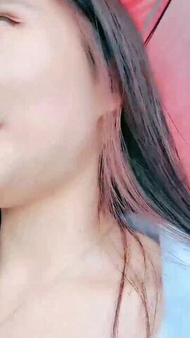 竹林中大战网红脸女神，苗条好身材后入操逼，掰腿侧入，感觉像是女人带了假道具