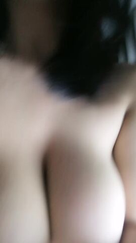 童颜巨乳骚母狗全程露脸陪狼友发骚，让小哥滴蜡道奶子和逼逼上好刺激，揉奶摸逼互动狼友，给小哥舔大鸡巴