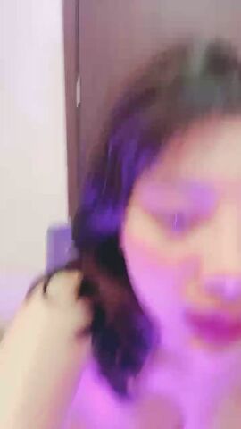 第一巨乳性感红唇，童颜G奶嫩妹，无毛白虎超粉肥穴，优点集于一身，揉捏晃动奶子，振动棒摩擦阴蒂，闭眼高潮脸