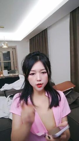 粉色制服可爱妹子，趴下给男友吃屌，没想到还不小呢，口活精湛有说有笑完美一个春宫图