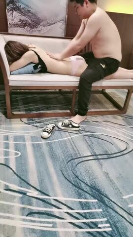 约的兼职大学生，让小哥抱在怀里吃奶玩逼乖巧可爱又温柔，给小哥口交大鸡巴，床边后入抱在怀里草奶子蹭口爆