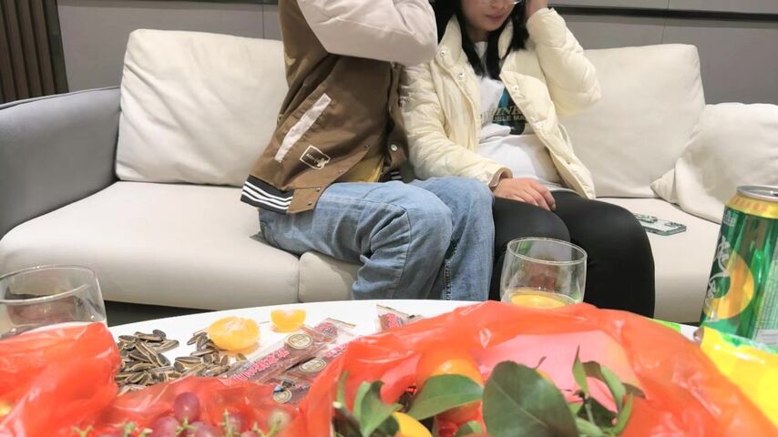 【瘦猴子探花】专攻良家，最近刚聊的眼睛妹妹，喝完酒醉了，扒掉衣服沙发上操，搞起来好骚