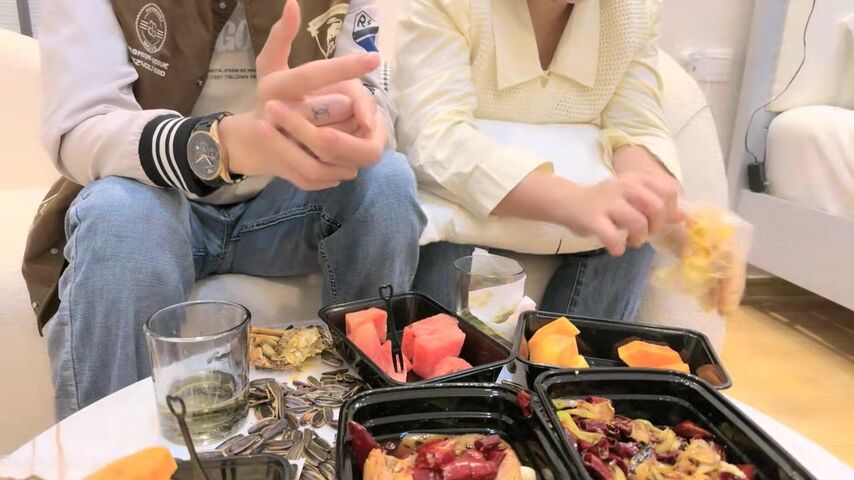 【瘦猴子探花】专攻良家小骚货，肉感身材大奶子，喝酒调情扒掉衣服，转战床上一顿输出